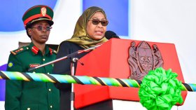رئيسة تنزانيا المسلمة تبهر الجميع بقراراتها الحاسمة