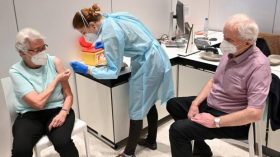 ممرضة ألمانية تحقن 6 أشخاص بمحلول ملحي بدل لقاح فايزر.. والسبب!