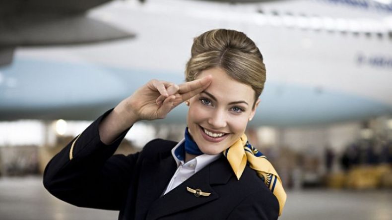 هذا هو سر النظرات الغريبة لطاقم الطائرة عند الترحيب بالركاب!