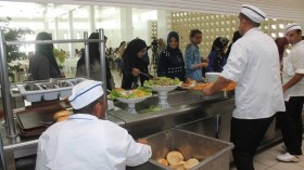 بعد جدل حول نوعية وجبات الإفطار.. ديوان الخدمات يرد بالصور