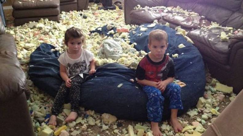 طفل بدأ حفر نفق تحت الأرض وطفلة أرادت أن تحول شقيقها إلى سمكة