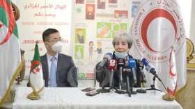الهلال الأحمر الجزائري يستلم أكثر من 250 ألف كمامة من نظيره الصيني