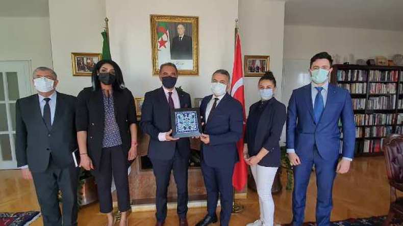 سفير الجزائر بأنقرة يلتقي مسؤولي كبرى المؤسسات الطبية