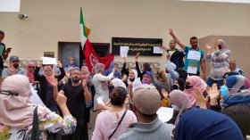 تونسيون يطالبون باللجوء إلى الجزائر أمام قنصلية قفصة