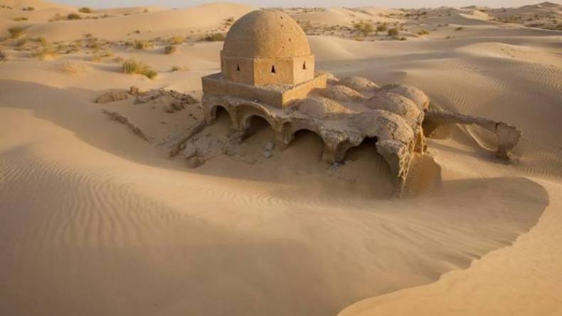 ما حقيقة المسجد العتيق الذي كشفته عاصفة رملية بالجنوب الجزائري؟