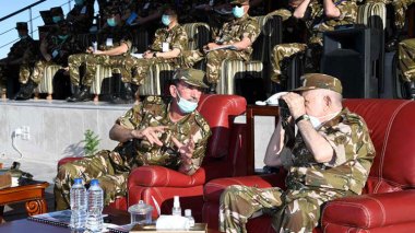 Saïd Chanegriha supervise un exercice tactique avec munitions réelles