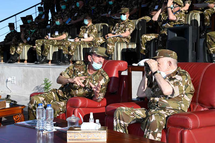 Saïd Chanegriha supervise un exercice tactique avec munitions réelles