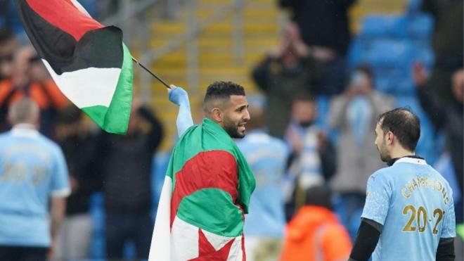 شاهد.. لاعبون فلسطينيون يحملون القمصان الجزائرية ويحيون رياض محرز بعد رفعه العلم الفلسطيني