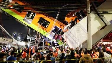 Un pont du métro aérien s’effondre à Mexico: Au moins 20 morts