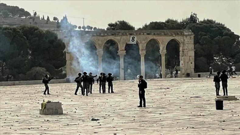 بالفيديو.. شرطة الاحتلال الاسرائيلي تهاجم المعتكفين في المسجد الأقصى