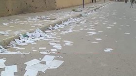 تلاميذ يمزقون كراريسهم أمام مؤسساتهم ومواطنون يتكفلون بالتنظيف ببسكرة