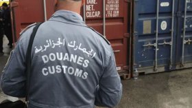 جمركي متهم بتسهيل استيراد بضائع مشبوهة!