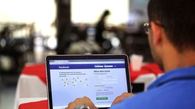 Facebook pourrait modifier votre photo de profil à votre insu si vous diffusez ce type de message!