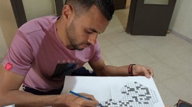 شاب ينجز كلمات متقاطعة بخرائط الدول والقارات بباتنة