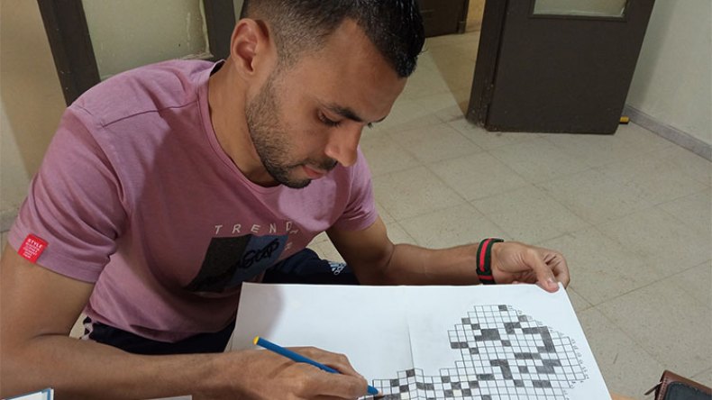 شاب ينجز كلمات متقاطعة بخرائط الدول والقارات بباتنة