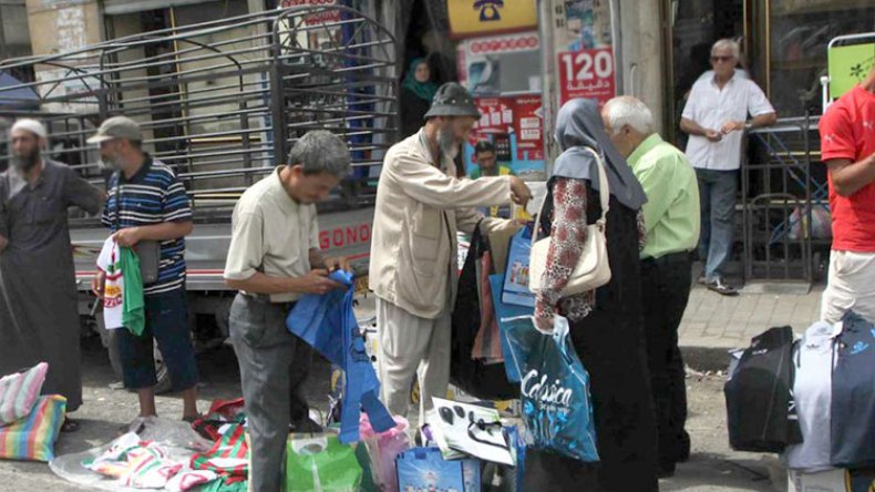 لوازم الحلويات والألعاب والألبسة تغزو الأرصفة