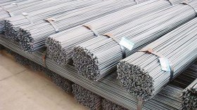 ارتفاع مفاجئ في أسعار الحديد يربك المشاريع السكنية