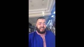 شاهد.. شاب ينفجر بالبكاء بعد اكتشاف امرأة “دارتلو سحـر” عند باب محله التجاري