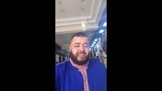 شاهد.. شاب ينفجر بالبكاء بعد اكتشاف امرأة “دارتلو سحـر” عند باب محله التجاري