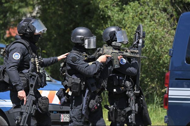 Attaque au couteau a Nantes: une policière gravement blessée, le suspect arrêté est mort