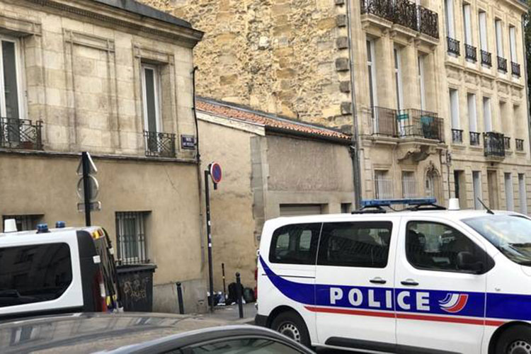 Une femme blesse un policier au couteau a Bordeaux