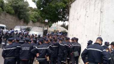 Les pompiers battent le pavé a Alger