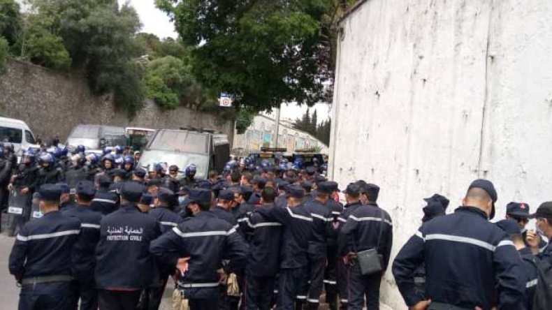 Les pompiers battent le pavé a Alger