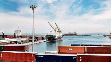 An Expatriate Imports Weapons And Tries To Get Rid Of Them Inside The Port!