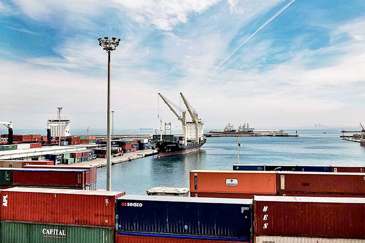 An Expatriate Imports Weapons And Tries To Get Rid Of Them Inside The Port!