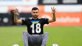 بِالفيديو: غزال يُحرز كأس تركيا مُحتفلا بِالعلم الجزائري