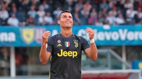 بِالفيديو: جدل حول نقل رونالدو لِسياراته الفارهة من إيطاليا