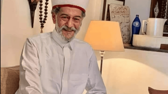 شاهد.. الممثل القدير صالح أوقروت ينقل لفرنسا من اجل العلاج