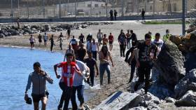 شاهد.. 5 آلاف مهاجر يصلون سبتة فجأة والرباط تخرج ملف الهجرة لابتزاز اسبانيا