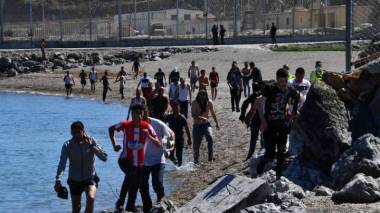 Espagne: 5 000 migrants entrent à Ceuta depuis le Maroc en une seule journée