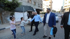 بالفيديو.. السنوار يتحدى غانتس بالتجول مشيا في شوارع غزة