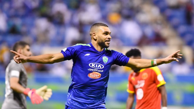 بِالفيديو: سوداني يُبدّد “النّحس” ومبولحي يتصدّى لِركلة جزاء