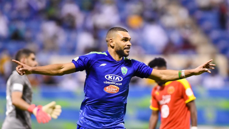 بِالفيديو: سوداني يُبدّد “النّحس” ومبولحي يتصدّى لِركلة جزاء