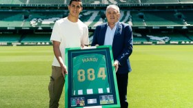 إدارة نادي بيتيس تُكرّم ماندي في حفل التوديع