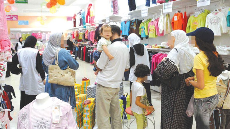 ملابس العيد.. مخزون قديم بأسعار مضاعفة!