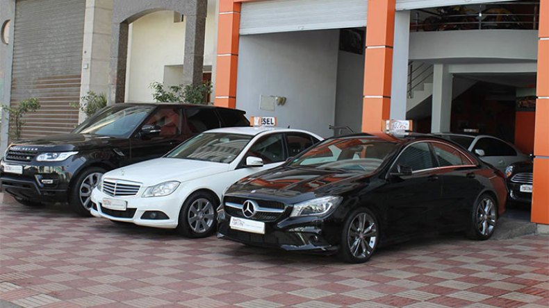 سيارات بملياريْ سنتيم عند الوكلاء رغم منع الاستيراد!