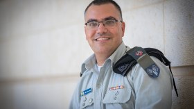 صحفية صهيونية: أفيخاي أدرعي يتعرض للمضايقة بعد نشر حماس لرقم هاتفه