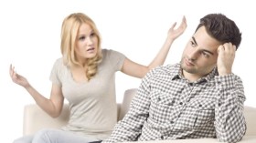 نساء يشتكين من انطوائية الزوج وكتمانه… هن يواجهن أصابع الاتهام