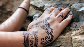 دكتورة إماراتية تحذّر النساء من مخاطر الحنّاء السوداء