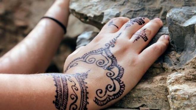 دكتورة إماراتية تحذّر النساء من مخاطر الحنّاء السوداء