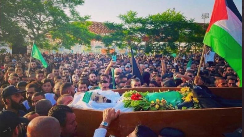 لحظات مؤثرة.. أم الشهيد محمد كيوان تحظى بمآزرة شباب وشابات فلسطين