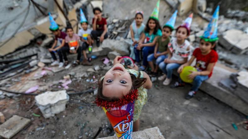 بالصور.. هذا ما يفعله الغزّاويون فوق ركام منازلهم!