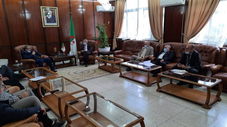 بن بوزيد يعقد لقاء مع الشبه طبيين لدراسة انشغالاتهم