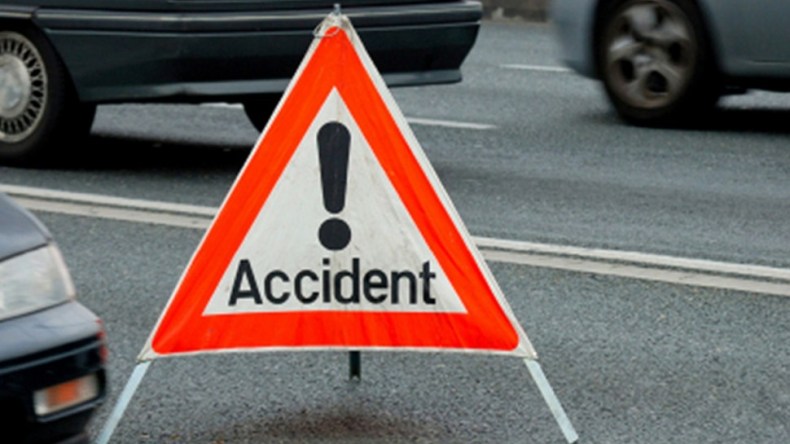 شاهد.. طفلة بعمر 3 سنوات تنجو من حادث سير بأعجوبة