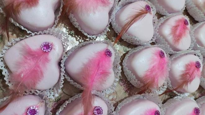 “الهف” “المخاخ” و”ريشة فوق راسي”.. حلويات جديدة في عيد الجزائريين!