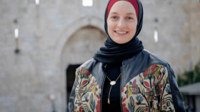 شاهد.. الجنود الصهاينة يعتدون على صحفية فلسطينية وينزعون حجابها!